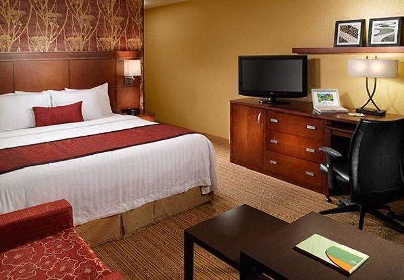Courtyard By Marriott Macon Hotel Room photo